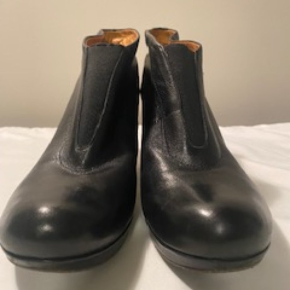NAYA BLACK LEATHER ANKLE BOOT /SIZE 8 MEDIUM / HEEL HEIGHT 3 INCHES